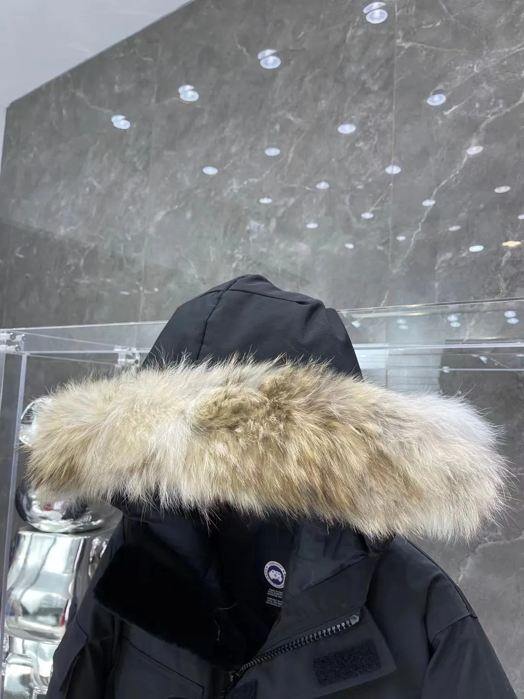 P840 Top version, original top quality Canadian brand Canada Goose has always been recognized as the warmest down jacket. Various Instagram celebrities, Internet celebrities, and celebrities often wear it for street photos. I do Canada Goose every year, but I still can’t get rid of my love for the geese. No matter how cold the weather is, there is no need to be afraid, because there are geese! ! The fur collar is made of top-grade imported coyote fur, which is not comparable to most of the loose and soft raccoon fur and fake fur on the market. The delicate and firm feel of the natural Siberian coyote fur collar is the sense of life that comes from the erosion of wind and frost in nature. The fur collar is removable! Filled with 90% white duck down, Canada Goose is the legendary warmest down jacket and is known as a must-have for Arctic outdoor sports! The most popular down jacket in the world, celebrities are rushing to buy it, it is a must-have! Same style for men and women Size: XS to XXXL Ready in stock😍😍